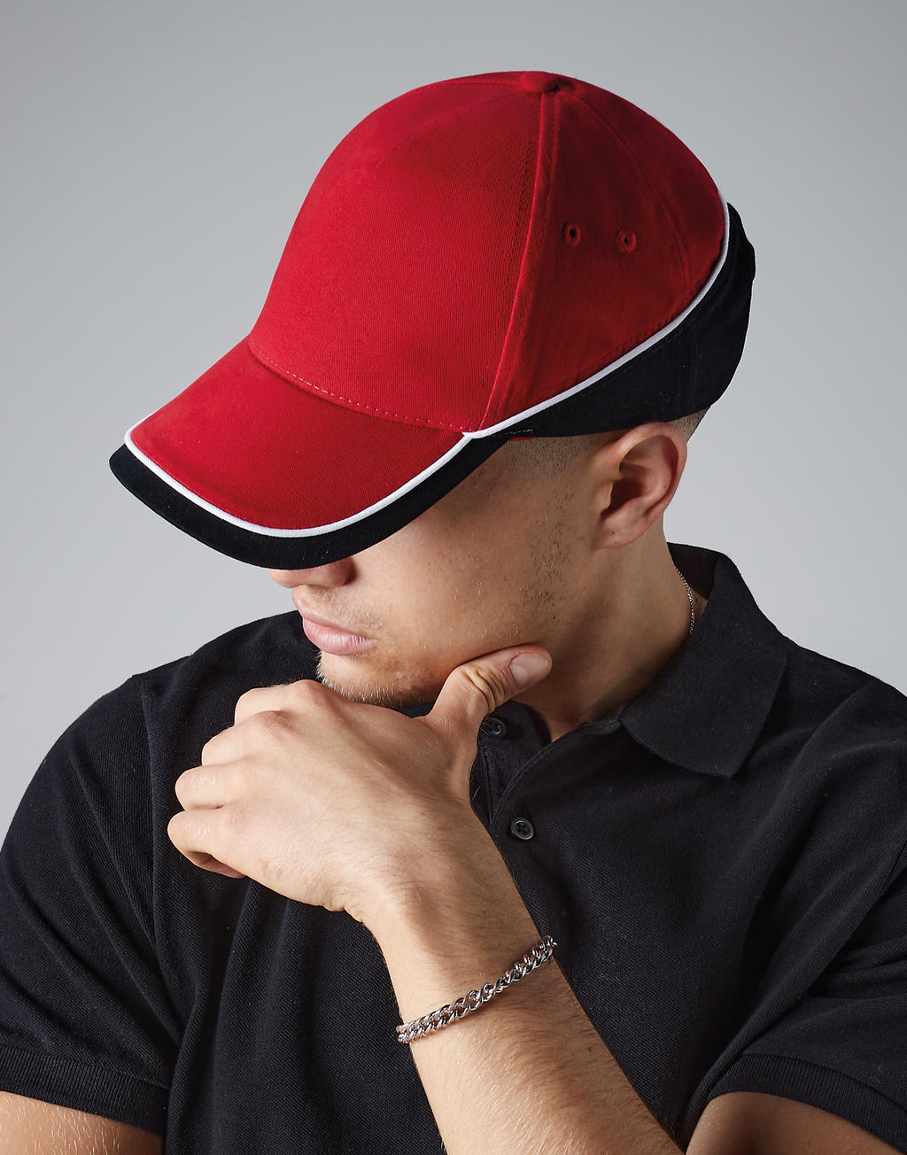 beechfield_b171_classic-red_black_white_lifestyle