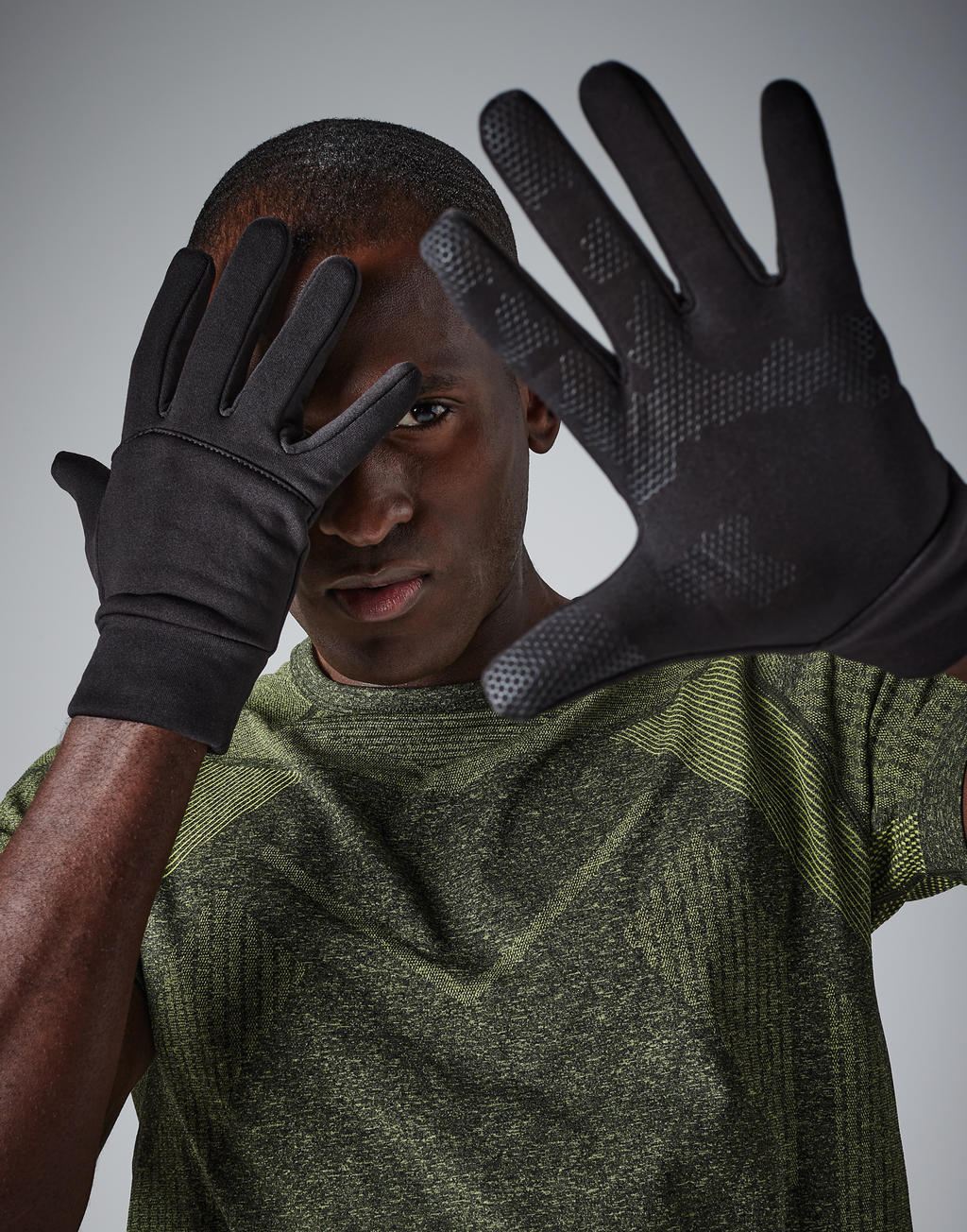 beechfield_b310_black_lifestyle