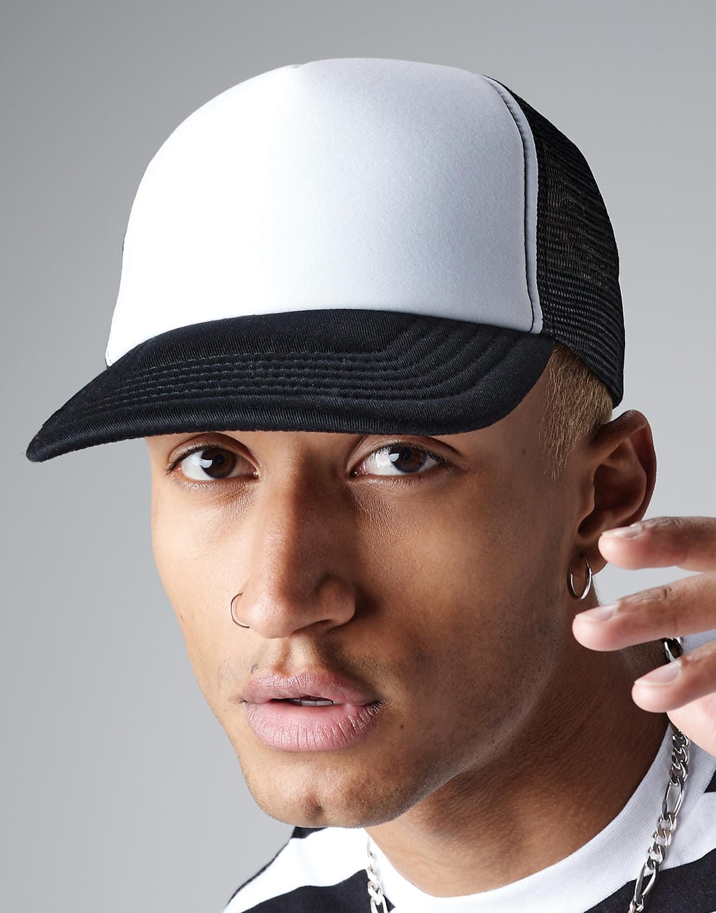 beechfield_b645_black_white_lifestyle