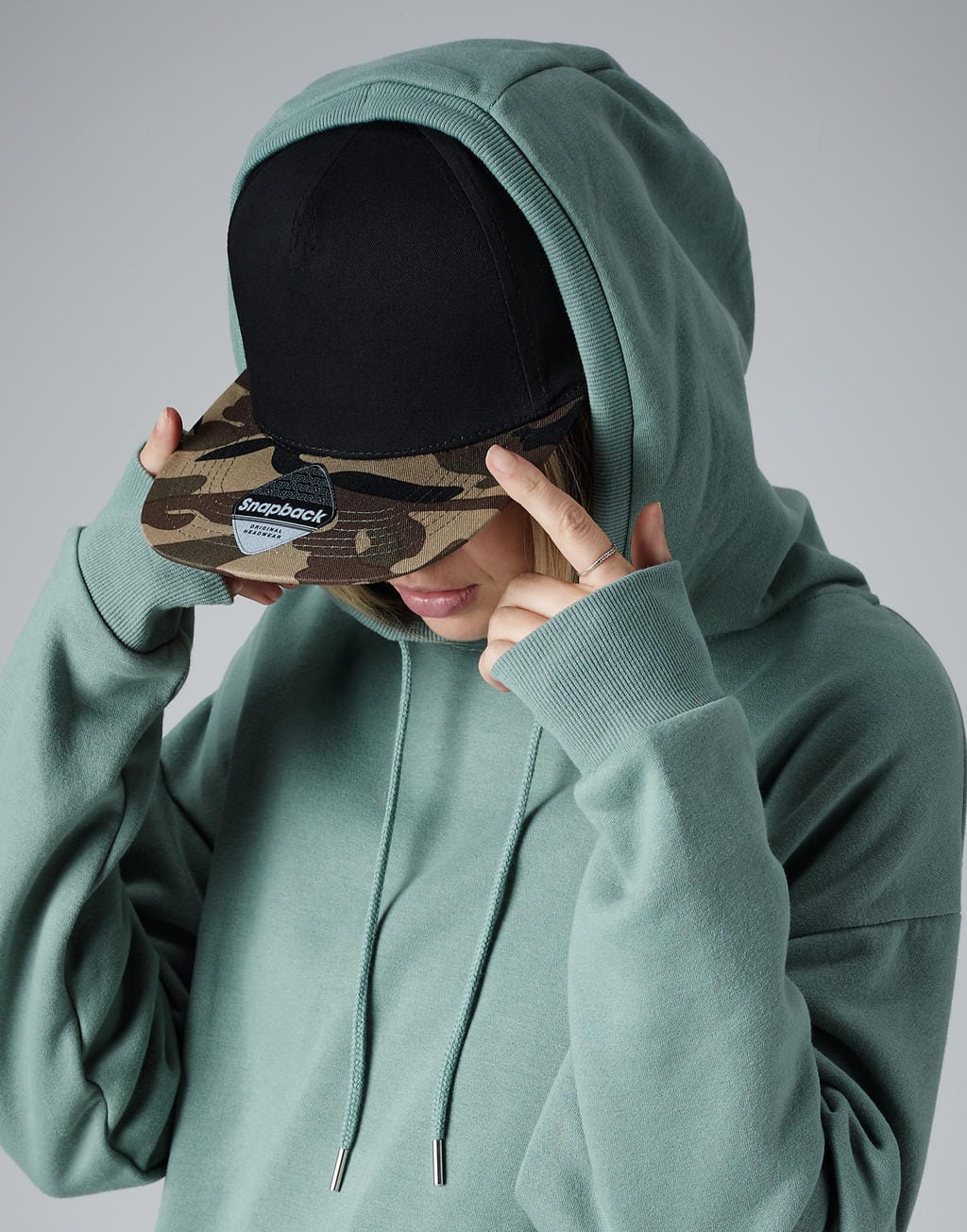 beechfield_b691_black_jungle-camo_lifestyle